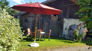 Gemütlicher Sitzplatz an uriger Hütte