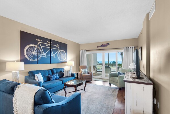 Living Area w/Beachfront View