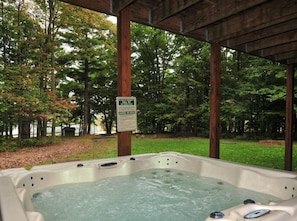 Sheer Bliss! - Luxuriate in the steamy bubbles of the outdoor hot tub as hummingbirds and warblers sing among the sun-dappled trees—what a treat for the senses!