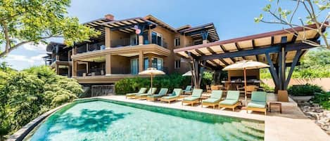 Peninsula Papagayo Pexs Monkey Villa Exterior - Enjoy the beautiful surroundings of Peninsula Papagayo, from the infinity pool or the ample cozy spots for lounging either in the sun or the shade