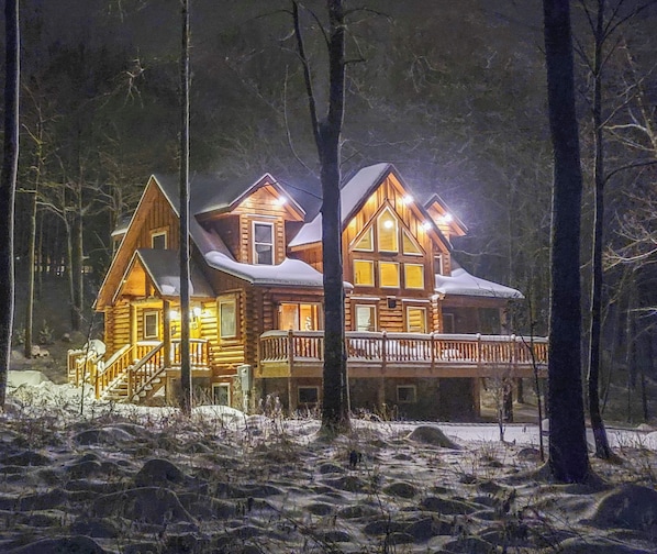 Throughout each season, this spacious log home is the perfect Deep Creek Lake vacation rental.