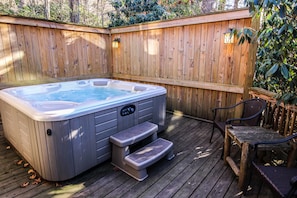 Hot tub with privacy wall