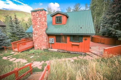 Cozy Mountain Cabin Sleeps 8