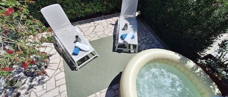 Outdoor spa tub