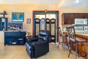 Kitchen and livingroom area