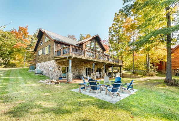 Glass Mountain Lodge - Exterior w/ Fire Pit