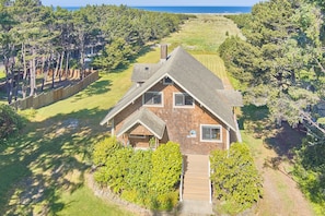 First mates Cottage- steps from the beach