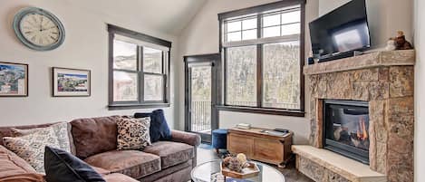 78 Alders - a SkyRun Keystone Property - Living Room - Gas fireplace and large windows. 