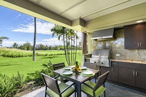BBQ lanai, dining for 4 or relax to watch golfers!!!