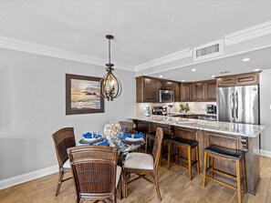 HSRC 522 Dining Area/ Breakfast Bar