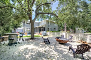 fire pit and outdoor lounge at rewind on 11th - Beneath the oaks, gather for fireside drinks, late-night laughs, or stargazing. A backyard made for unwinding, day or night.