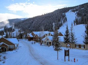 Great location near Mountain House base area--2 lifts, ski school, & restaurants