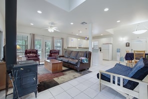 Cozy living room, futon sleeps 2.
