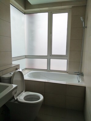 Deep-soaking bathtub
