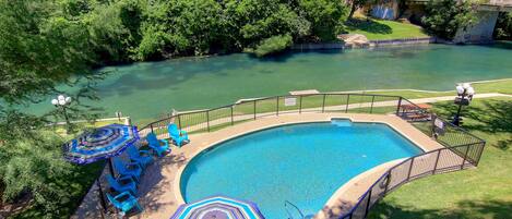 Swimming pool overlooking the river and direct river access!!