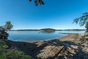 Location | Directly on Puget Sound