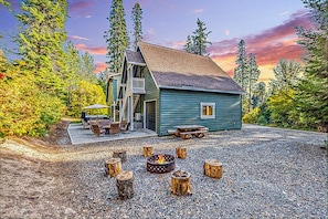 Gather around the fire and create cherished memories in this inviting mountain home outdoor space