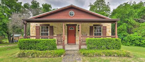 Glen Rose Vacation Rental | 2BR | 1BA | 1,220 Sq Ft | Single-Step Entry