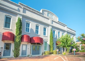 Amazing Loft with Parking and Deck above River Street by Lucky Savannah