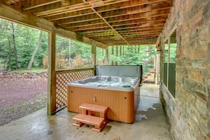 Outdoor hot tub at our Pocono Getaway Rental