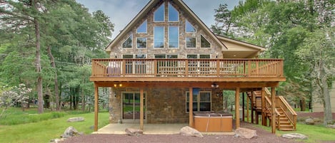 Outdoor view of a Pocono lakeside rental