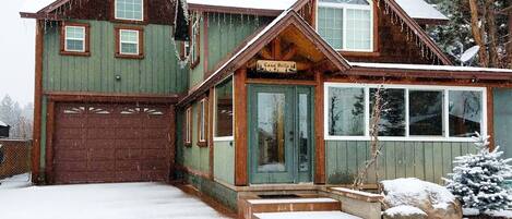 Snow covered Big Bear Cool Cabins, Casa Bella front