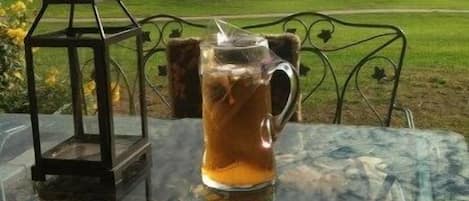 After a few rounds of golf sit back & relax with a nice cup of s - After a few rounds of golf sit back & relax with a nice cup of sweet tea