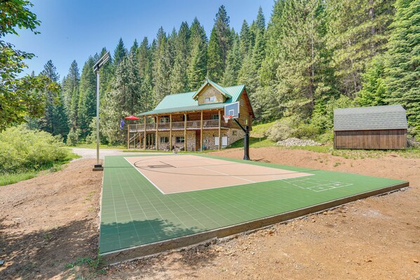 McCloud Vacation Rental | 4BR | 3BA | 3,500 Sq Ft | Stairs Required