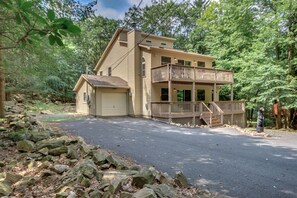 An angled shot of the exterior of this Lake Harmony rental, showing the garage and driveway.