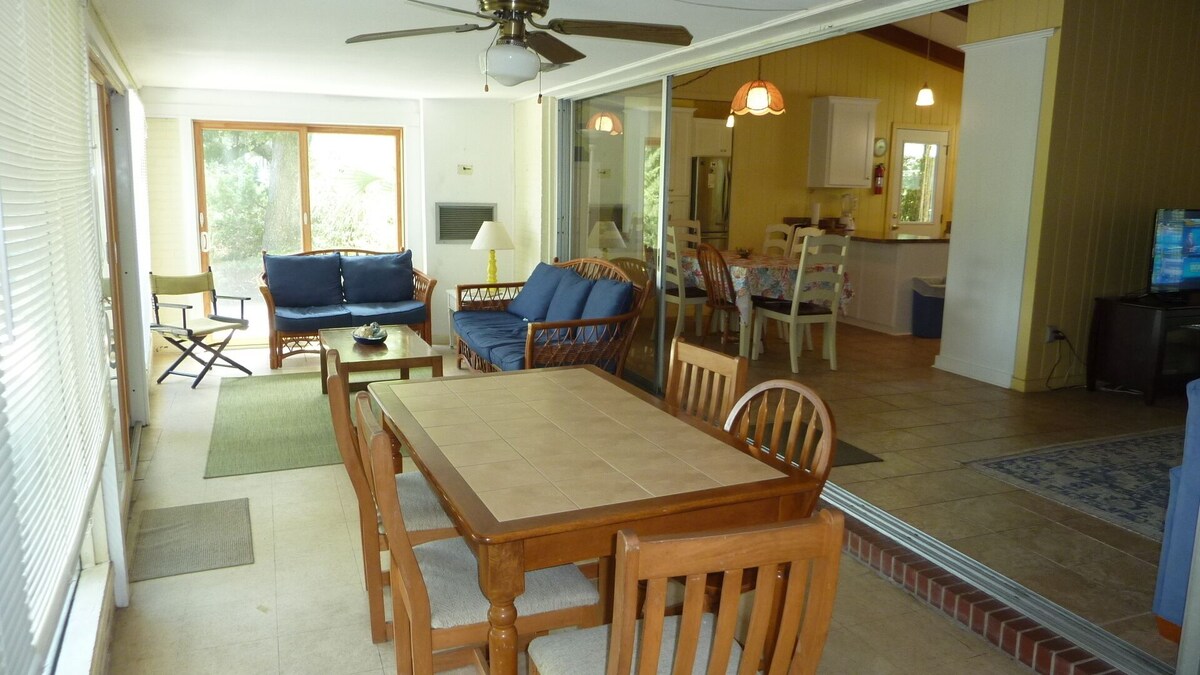 COTTAGE BY THE SEA-Unit A 3 bedrooms, 2 bathrooms