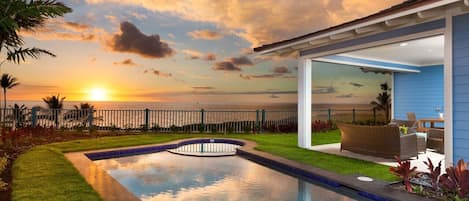 This pool and back lanai of this Kona Hawai'i vacation rental.