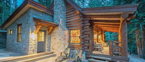 1.0-mountain-village-vacation-rental-yellow-brick-cabin-exterior