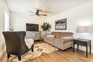 Living Room | Cable TV | Free WiFi