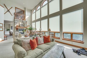 Living Room | Gas Fireplace | Mountain Views | TV Area
