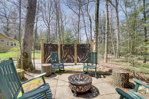 Laughlintown Vacation Rental | 1BR | 1BA | 600 Sq Ft | Small Step to Enter