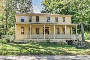 This 3-bedroom, 1-bathroom vacation rental apartment in Preston was constructed in 1790!