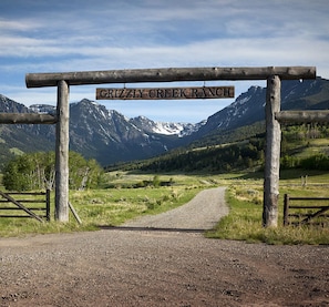 Welcome to Grizzly Creek Ranch, your own private Yellowstone