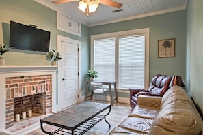 1,500 square feet of living space allows up to 6 to have a comfortable vacation.