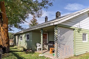Down the road from this home is the beautiful Ponderosa State Park featuring year-round outdoor activities in a scenic setting!