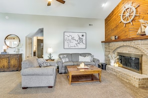Living Room | Cable TV | Decorative Fireplace | Main Floor
