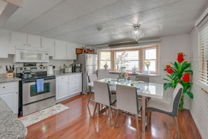 Kitchen & Dining Area