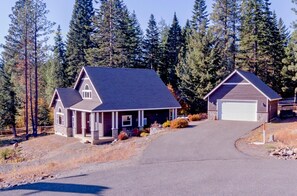 Cascade Pines - All Seasons Vacation Rentals - Cascade Pines in the Fall!  Great time to visit with value season rates and free night specials!