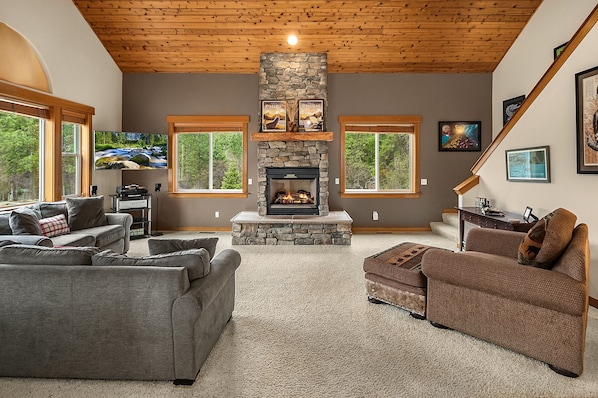 Cascade Pines: - Comfortable couches in the large great room. Ledgestone gas fireplace!