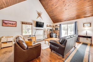 Living Room | Free WiFi | Smart TV