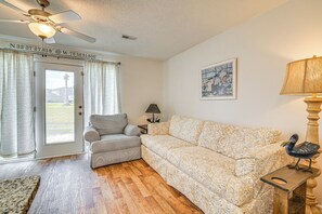 Living Room | Queen Sleeper Sofa | Free WiFi