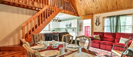 North Creek Vacation Rental | 2BR + Loft | 1BA | 1,000 Sq Ft | Stairs Required