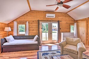 Living Area | Twin Daybed w/ Twin Trundle | Free WiFi