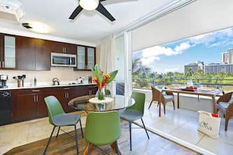 Heart of Waikiki! Modern 2 bedrooms/1 bath, short walk to the beach! Washlet!