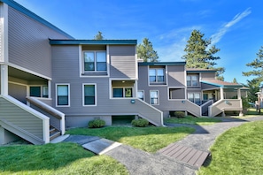 This townhouse is located in Lakeland Village with access to shared pools, hot tubs, private beach, and much more!
