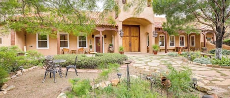 Los Cerrillos Vacation Rental | 9BR | 11BA | 13,000 Sq Ft | Stairs Required